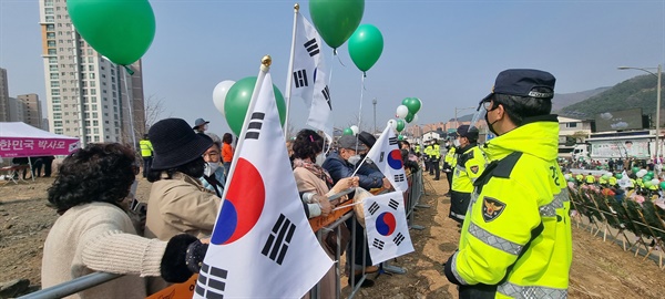 24일 대구 달성군 자택으로 입주할 전직 대통령 박근혜씨를 기다리는 지지자들
