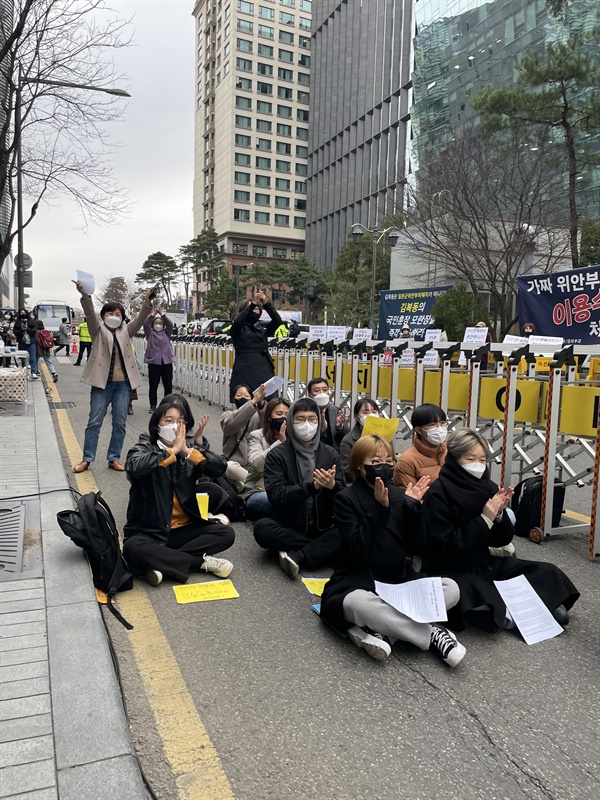 2022년 3월 23일 일본군성노예제 문제 해결을 위한 정기 수요시위 참여자들.