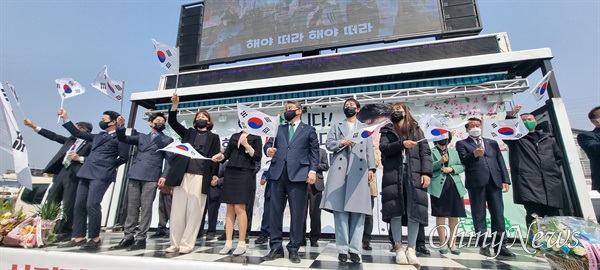 24일 전직 대통령 박근혜씨의 대구 달성군 자택 입주를 앞두고 우리공화당 등 지지자들이 환영 행사를 열고 있다.