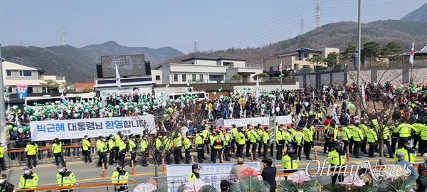 24일 전직 대통령 박근혜씨의 대구 달성군 자택 입주를 앞두고 우리공화당 등 지지자들이 환영 행사를 열고 있다.
