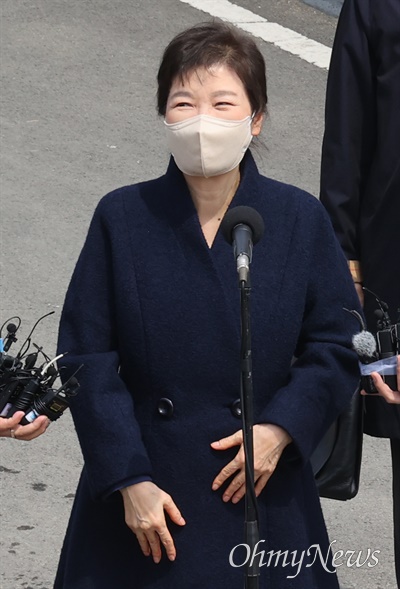 삼성서울병원에서 퇴원한 전직 대통령 박근혜씨가 지난 3월 24일 오후 대구 달성군 유가읍 자택에 도착해 인사말을 하고 있다.
