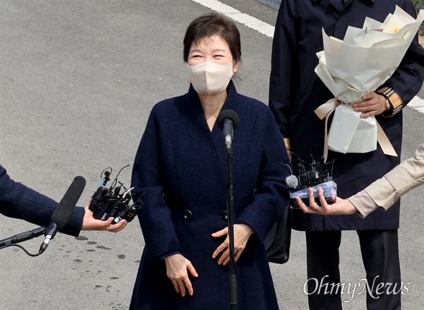 삼성서울병원에서 퇴원한 전직 대통령 박근혜씨가 3월 24일 오후 대구 달성군 유가읍 자택에 도착해 인사말을 하고 있다.