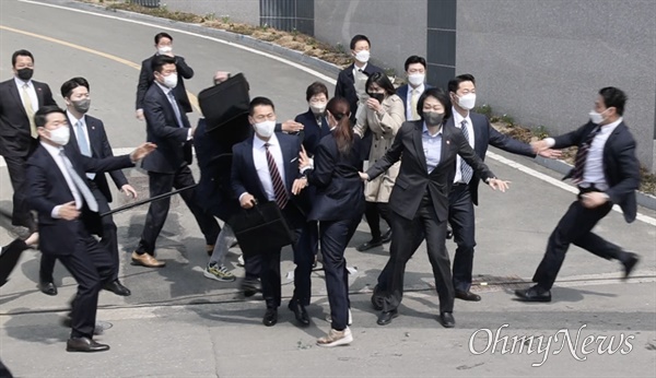 삼성서울병원에서 퇴원한 전직 대통령 박근혜씨가 26일 오후 대구 달성군 유가읍 자택에 도착해 인사말을 하던 도중 40대 남성이 소주병을 던져 경호원들이 박씨를 둘러싸고 있다.(영상 화면 캡쳐)