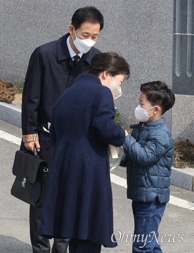 삼성서울병원에서 퇴원한 전직 대통령 박근혜씨가 26일 오후 대구 달성군 유가읍 자택에 도착해 마중 나온 아이로부터 환영 꽃다발을 건네받고 있다. 