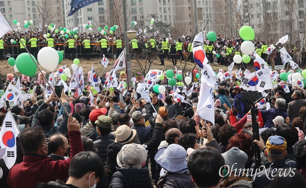전직 대통령 박근혜씨가 탑승한 차량이 26일 오후 대구 달성군 유가읍 자택에 도착하자, 마중 나온  지지자들이 손을 흔들며 환영하고 있다. 