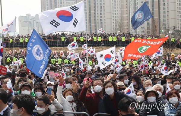 삼성서울병원에서 퇴원한 전직 대통령 박근혜씨가 26일 오후 대구 달성군 유가읍 자택에 도착하자, 마중 나온 지지자들이 박씨를 반기며 환호하고 있다.