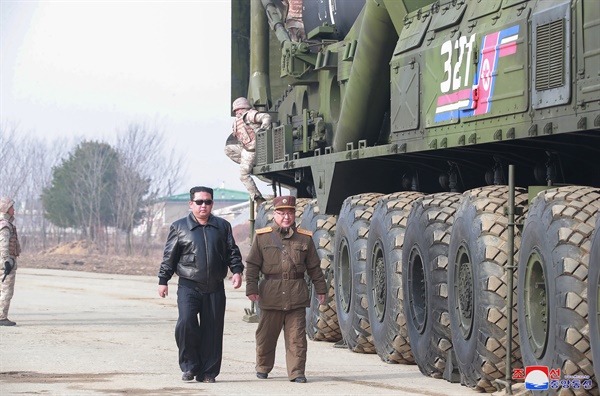 북한이 전날 김정은 국무위원장의 지도 아래 신형 대륙간탄도미사일(ICBM) '화성-17형' 시험발사를 단행했다고 25일 조선중앙통신이 보도했다. 김 위원장은 신형 ICBM 시험발사를 단행할 데 대한 친필 명령서를 하달하고 시험발사 현장을 직접 찾아 ICBM 화성-17형 시험발사 전 과정을 직접 지도했다. 2022.3.25