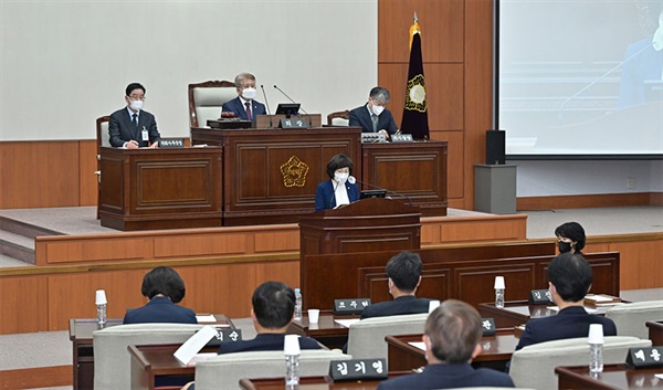 강릉시의회 김복자 의원이 지난 24일 제298회 강릉시의회 임시회 10분 자유발언을 하고있다.

