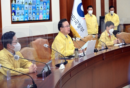 김부겸 국무총리가 23일 세종로 정부서울청사에서 열린 코로나19 중앙재난안전대책본부 회의를 주재하고 있다.