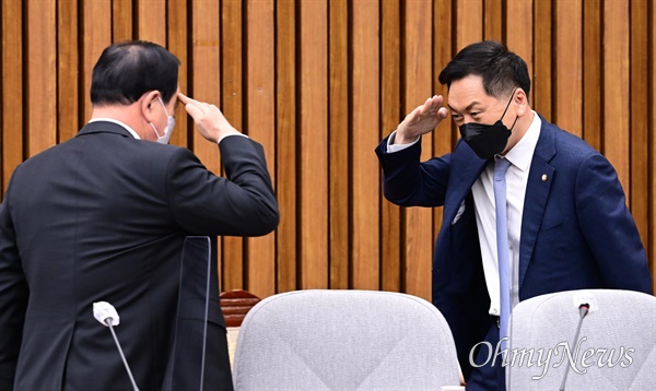  국민의힘 김기현 원내대표가 25일 오전 서울 여의도 국회에서 열린 원내대책회의에 참석하며 의원들과 인사하고 있다.