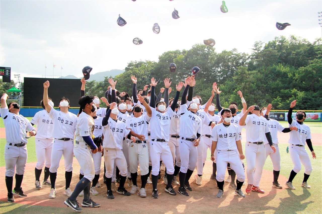  올해부터는 신세계·이마트배가 된 지난해 협회장기에서 우승을 차지했던 마산고등학교. 