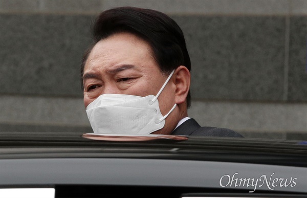 윤석열 대통령 당선인이 25일 점심식사를 위해 서울 종로구 통의동 인수위 집무실을 나서고 있다. 
