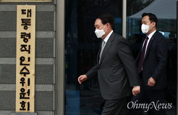 윤석열 대통령 당선인이 25일 점심식사를 위해 서울 종로구 통의동 인수위 집무실을 나서고 있다. 