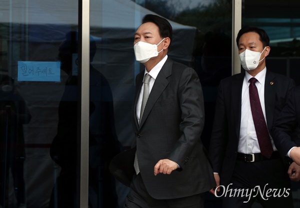 윤석열 대통령 당선인이 25일 점심식사를 위해 서울 종로구 통의동 인수위 집무실을 나서고 있다.