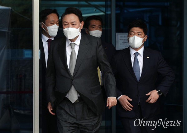  윤석열 대통령 당선인이 25일 점심식사를 위해 서울 종로구 통의동 인수위 집무실을 나서고 있다. 