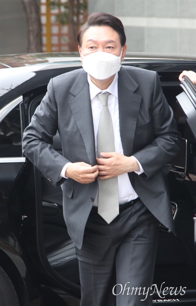 윤석열 대통령 당선인이 25일 오후 서울 종로구 통의동 인수위 집무실로 향하고 있다.