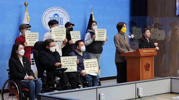 최혜영 더불어민주당 의원, 권달주·이원교 전국장애인차별철폐연대 상임공동대표, 장혜영 정의당 의원(왼쪽부터)은 25일 국회 소통관에서 기자회견을 열고 '장애인 지하철 시위가 시민들을 볼모로 잡고 있으니 서울경찰청과 서울교통공사가 적극 개입해야 한다'고 한 이준석 국민의힘 대표를 비판했다.
