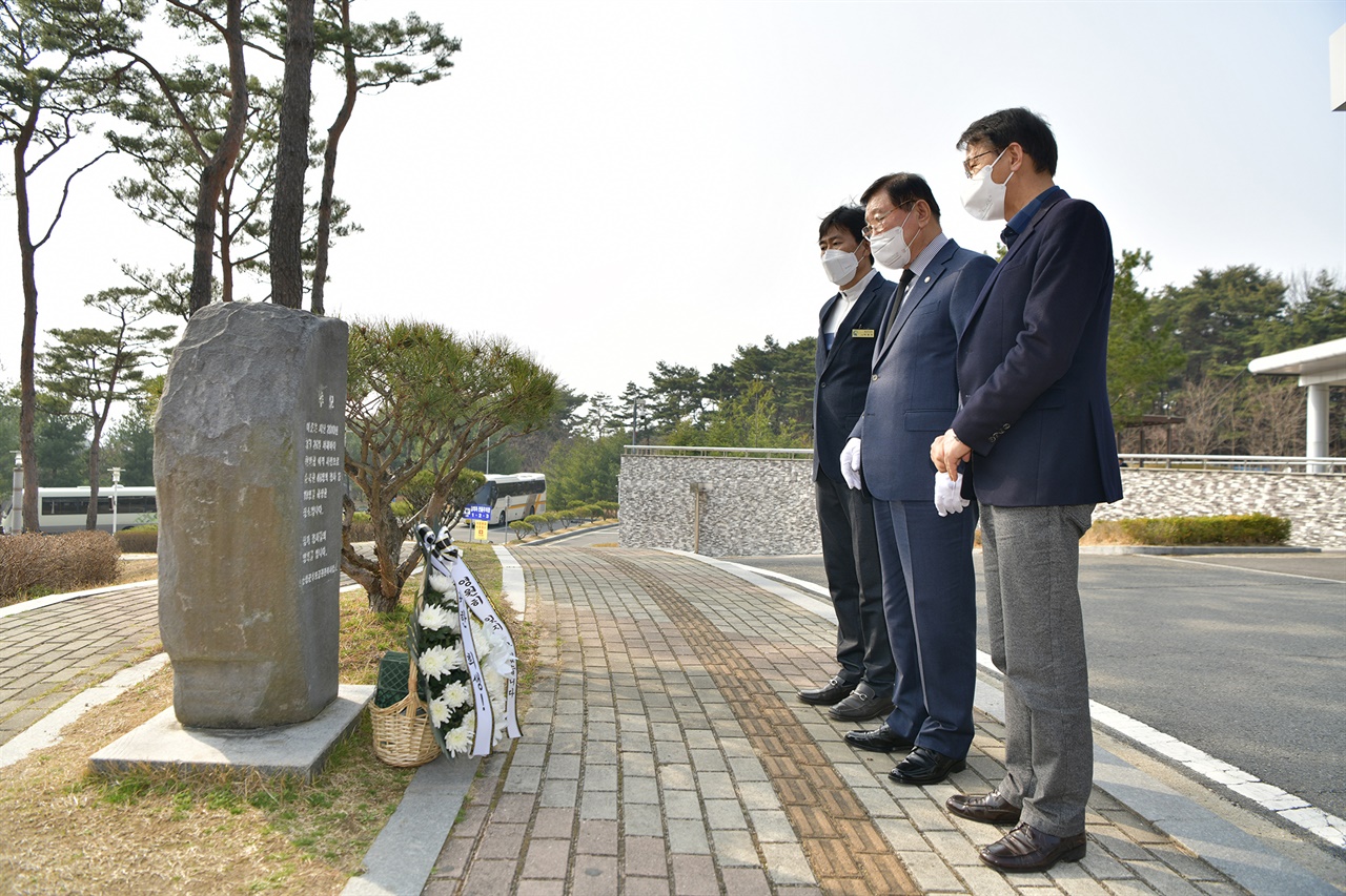 김석환 홍성군수(사진, 가운데)가 서해수호의날을 맞아 홍성추모공원관리사업소를 찾아 호국영령을 추모했다.
