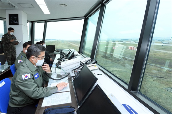 서욱 국방부 장관이 25일 공군기지를 방문해 F-35A의 '엘리펀트 워크(Elephant Walk)' 훈련을 현장 지휘하고 북한의 ICBM 발사와 관련해 우리 군의 군사대비태세를 점검하고 있다. 2022.3.25