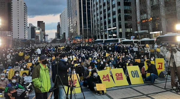 '불법 불통, 국민무시  윤석열에 경고한다'란 주제의 촛불 집회가 26일 오후 6시 서울 청계광장에서 열렸다.