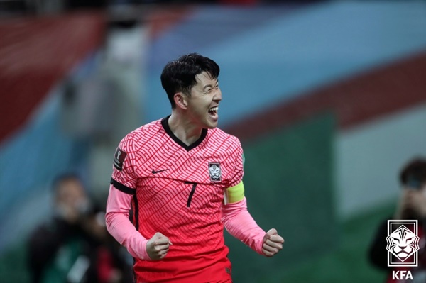손흥민 한국 대표팀의 캡틴 손흥민이 지난 24일 월드컵 최종예선 이란전에서 선제골을 넣은 이후 기뻐하고 있다.