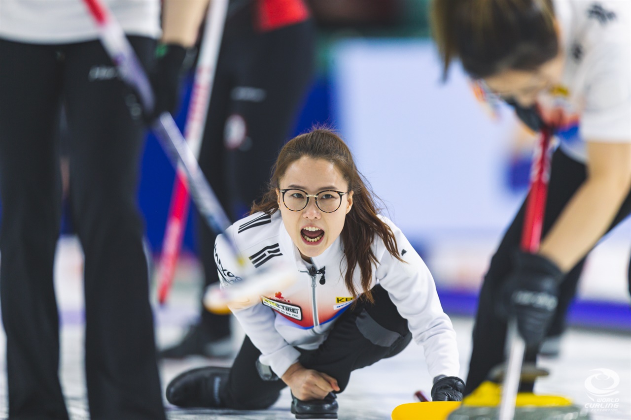  컬링 세계선수권에서 역사상 첫 결승 진출을 이뤄낸 여자 컬링 대표팀 김은정 스킵이 준결승전에서 소리치고 있다.