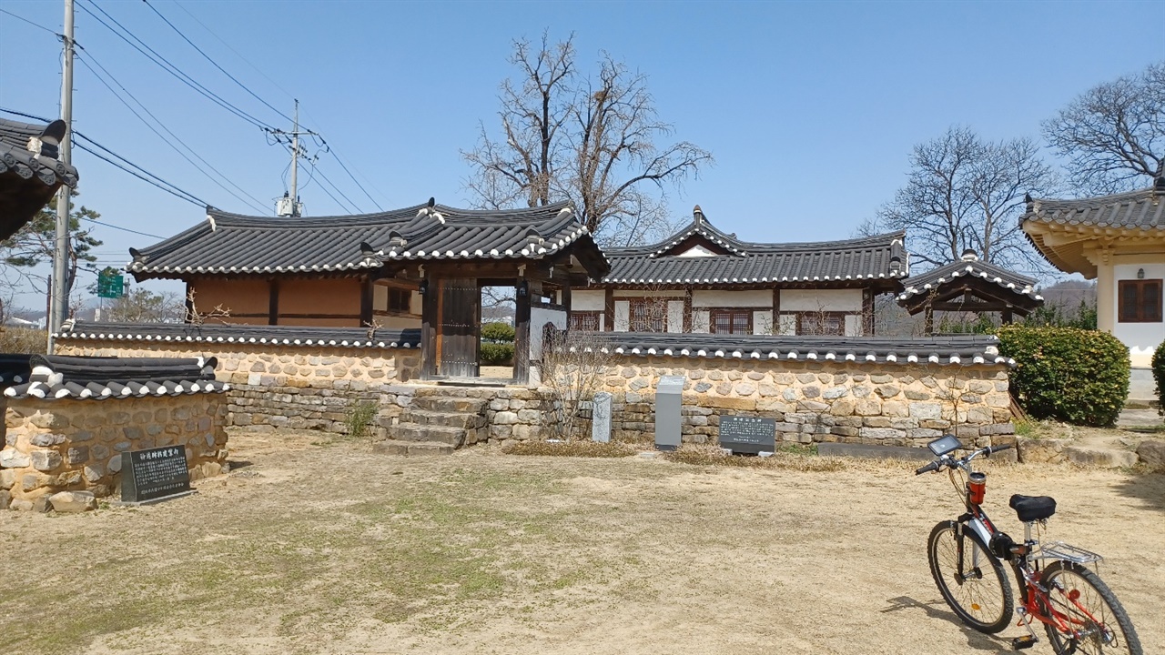 안동 귀래정 정면 모습 고성 이 씨, 낙포 이굉 선생이 1513년 지은 정자 . 안동 낙동강과 반변천 합수 지점에 세웠으나 큰 도로가 나면서 지금의 자리로 물러났다.