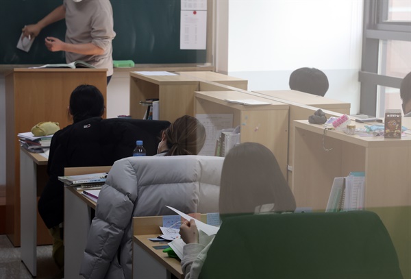 한 학원에서 학생들이 수업을 듣고 있다. 