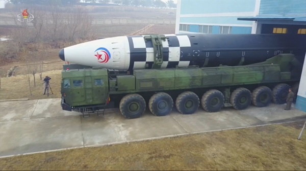 북한 김정은 국무위원장의 지도 아래 지난 24일 평양 순안비행장에서 발사한 신형 대륙간탄도미사일(ICBM) '화성-17형' 시험발사 영상을 조선중앙TV가 25일 공개했다.