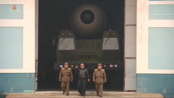 북한 김정은 국무위원장의 지도 아래 지난 24일 평양 순안비행장에서 발사한 신형 대륙간탄도미사일(ICBM) '화성-17형' 시험발사 영상을 조선중앙TV가 25일 공개했다.