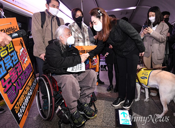 박경석 전국장애인차별철폐연대 대표(왼쪽)와 김예지 국민의힘 의원이 28일 서울 중구 충무로역 3호선 승강장에서 전국장애인차별철폐연대(전장연)의 25차 '출근길 지하철 탑니다'를 함께한 뒤 인사를 나누고 있다.