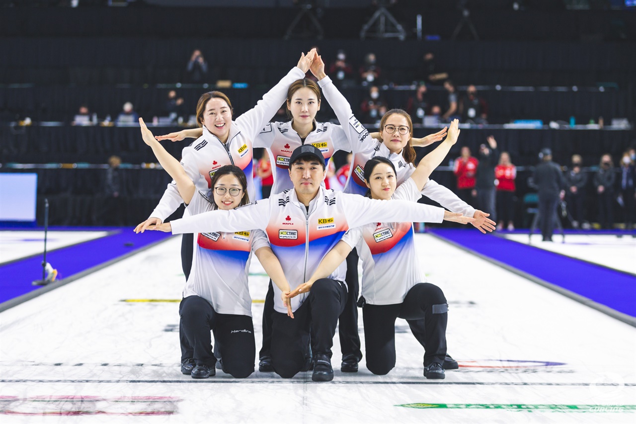  캐나다의 은반 위에 '컬링의 별'이 떴다. 여자 컬링 대표팀 '팀 킴'이 세계선수권에서 은메달을 따냈다.