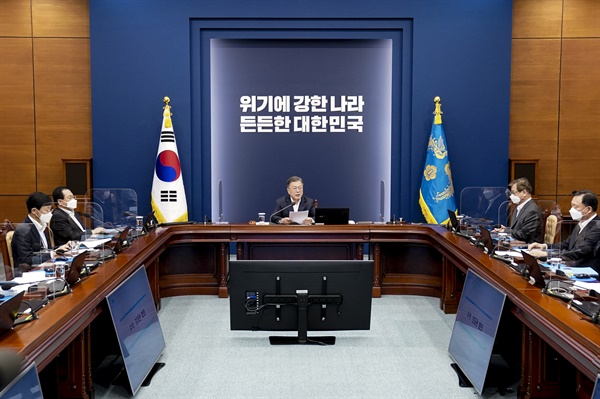 문재인 대통령이 28일 오후 청와대 여민관에서 열린 수석보좌관 회의에서 발언하고 있다.