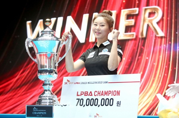  28일 열린 2022 LPBA 월드챔피언십 결승전 이후 진행된 시상식에서 기쁨을 만끽한 김가영