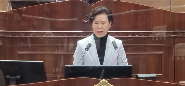 김행금 의원이 ‘천안시 청소년 정책의 깊이 있는 혁신 필요해’란 주제의 5분 발언을 하고 있다.