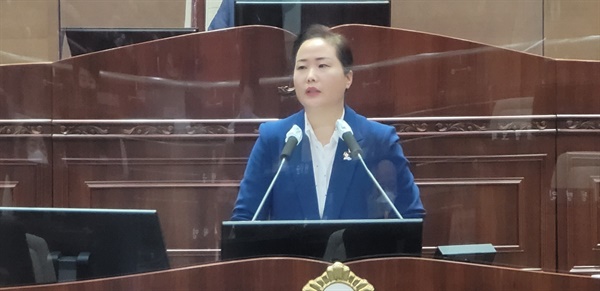김선홍 의원이 ‘천안시 지속가능발전을 위한 방향과 제언’과 관련하여 5분 발언을 하고 있다.