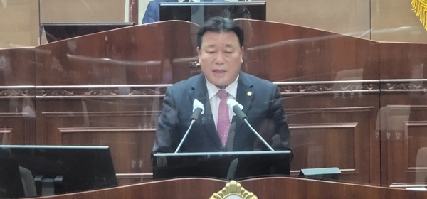 허욱 의회운영위원장이 ‘천안시의회 의정 홍보 등에 관한 조례안’ 제안설명을 하고 있다.