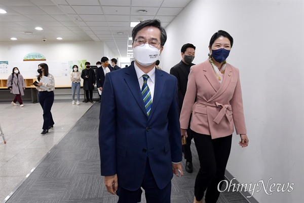 새로운물결 김동연 대표가 29일 오전 서울 여의도 국회 소통관에서 정치교체 추진을 위한 기자회견을 마친 뒤 취재진의 질문에 답변하기 위해 이동하고 있다.