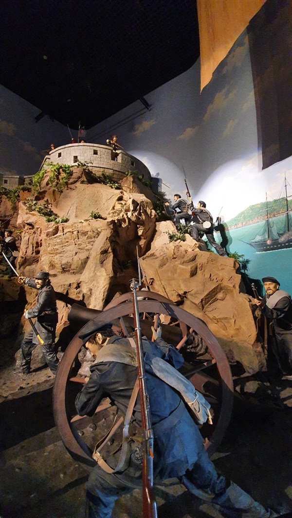 강화역사박물관의 하이라이트는 광성보전투를 밀랍인형으로 재현한 장면이다. 미국의 침입에 맞서 치열한 전투끝에 병사 대부분이 전사하는 아픔을 겪었다.