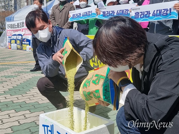 대구경북 환경단체, 농민단체 등으로 구성된 낙동강대구경북네트워크는 29일 대구시교육청에서 기자회견을 열고 낙동강 강물로 지은 녹조가 함유된 쌀을 버리는 퍼포먼스를 진행했다.