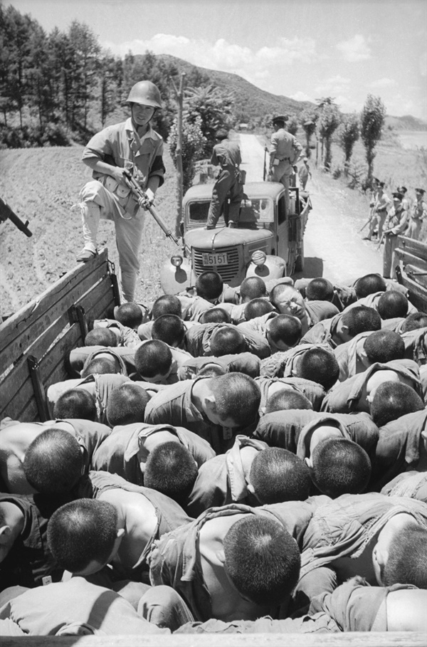 1950년 7월, 왕촌 살구쟁이로 끌려가는 희생자들의 집단학살 직전 모습