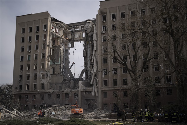지난 3월 29일(현지시간) 우크라이나 남부 미콜라이우의 관공서 건물이 러시아군의 로켓포 공격으로 무너진 가운데 잔해 제거 작업이 진행되고 있다.
