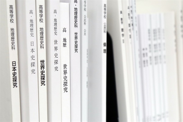지난 29일 오후 일본 문부과학성의 한 회의실에 검정을 위해 각 출판사가 제출한 고교 역사 교과서 등이 진열돼 있다. 2022.3.29