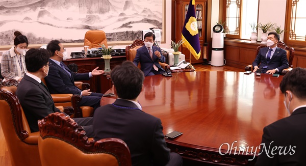 박병석 국회의장이 30일 오전 국회에서 더불어민주당 박홍근 원내대표, 국민의힘 김기현 원내대표와 만나 의사 일정을 협의하고 있다.