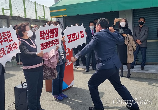 대구 남구청장 출마를 선언한 권오섭 예비후보가 30일 옛 대구 심인고등학교 정문 앞에서 남구의 발전을 가로막는 것들을 어퍼컷 세리머니로 격파하는 퍼포먼스를 진행했다.