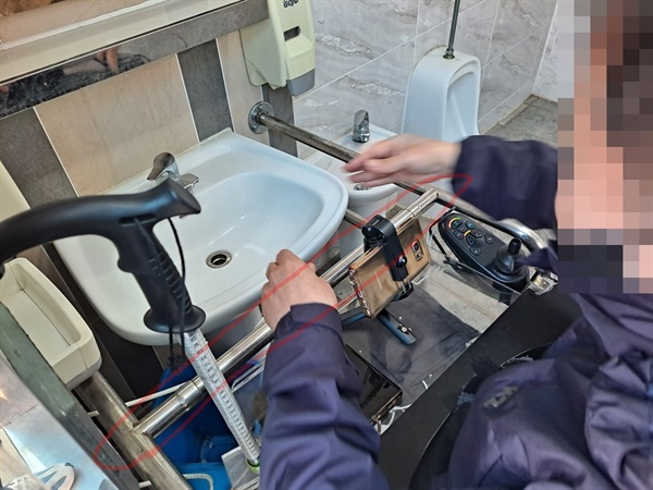 이순신공원 장애인 화장실의 세면기도 개선이 필요해 보인다. 세면기 양쪽 지지대를 가로지르는 바가 전동휠체어 접근을 가로막아 손을 씻기가 어렵다.

  