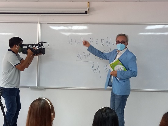 빈롱TV에서 메콩대학교에 취재를 왔는데, 외국인 교수로서 인터뷰도 하고 수업하는 장면도 찍었다 