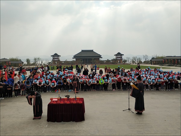 중국 산동성 취푸 니산 공자 탄생지에서 예절을 배우는 중국 학생들