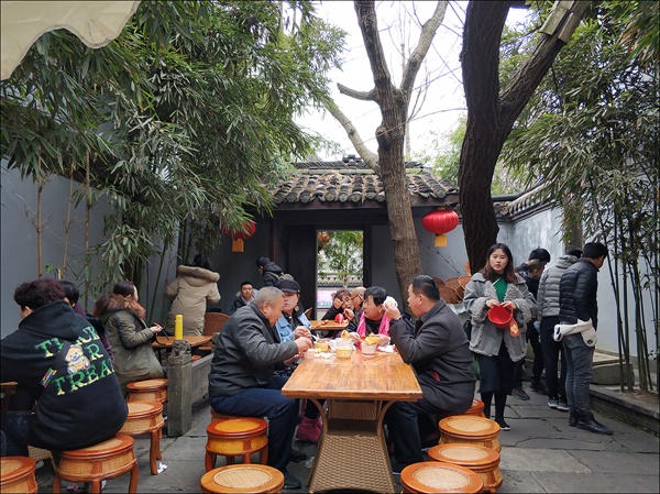 중국 성도(삼국지 촉나라) 제갈공명 사당 장마당에서 친구와 밥 먹기
