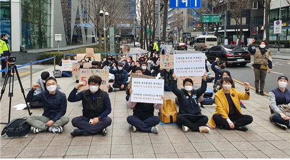  서울시청에서 열린 집회 참석자들. 진짜사장 정부와 지자체의 교섭을 촉구하고 현장의 저마다의 요구를 피켓으로 만들어 참석했다.